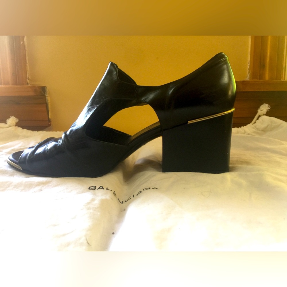 Balenciaga by Nicholas Ghesquire runway shoe - inspired by Donald Judd